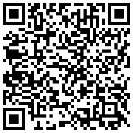 www.bt45.xyz 围观的哥们儿流鼻血啦 难得有一个这么可爱长得就像洋娃娃的小美眉 身材简直是尤物 被炮友干得画面都模煳了的二维码