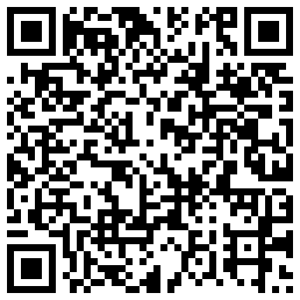 235922.xyz 华人小哥与黑人玩3P爆草小黑妹，皮肤黑逼逼里面还是一样的，看着黑人小哥爆草小黑妹享受她的口交射她奶子上的二维码